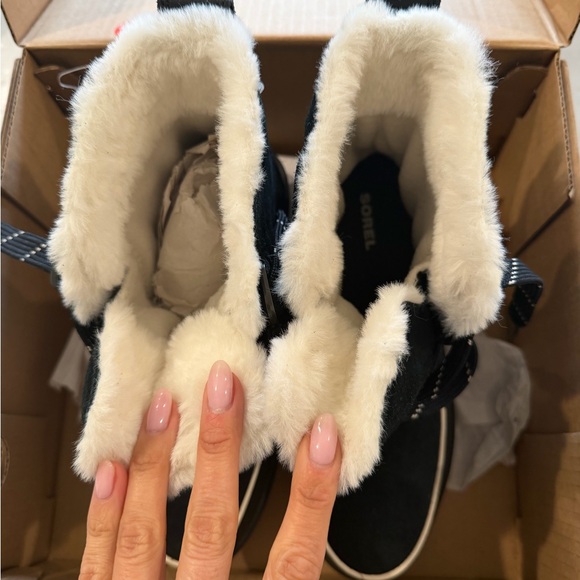 Sorel Tivoli IV Black Boots with White Accents - Picture 6 of 6